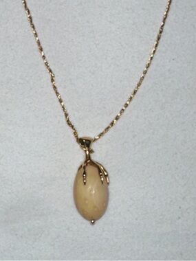 18k Gold Pendant Necklace with Cream Stone